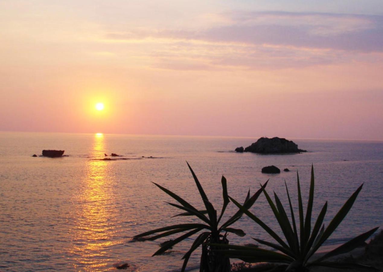 Stefanias Prasoudi Beach Agios Matthaios  ภายนอก รูปภาพ