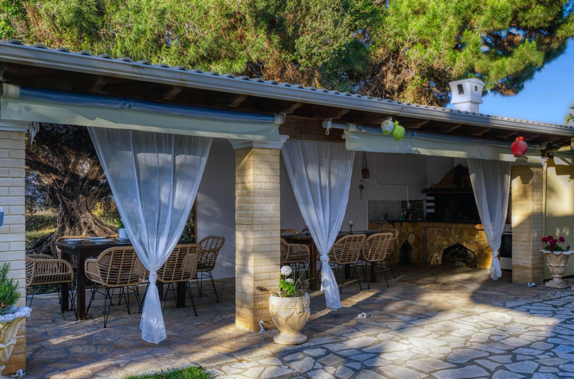 Stefanias Prasoudi Beach Agios Matthaios  ภายนอก รูปภาพ
